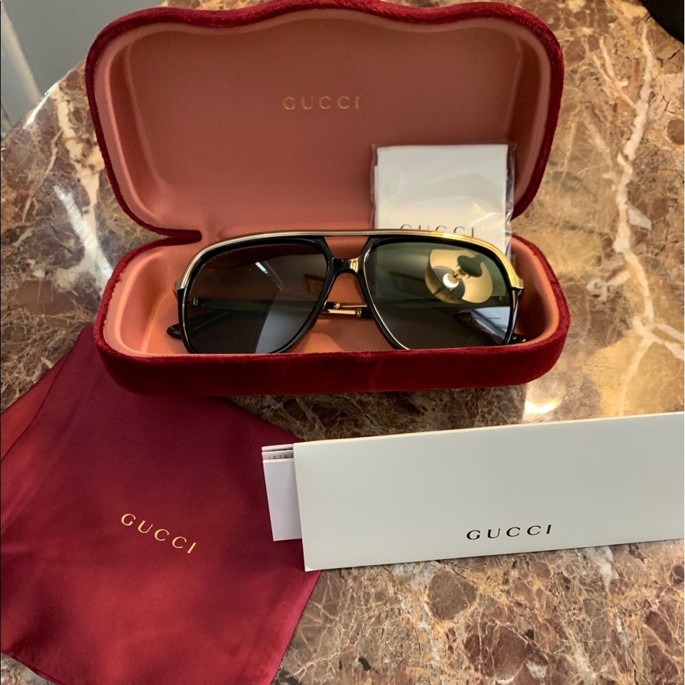 Gucci Black and Gold Sunglasses Unisex